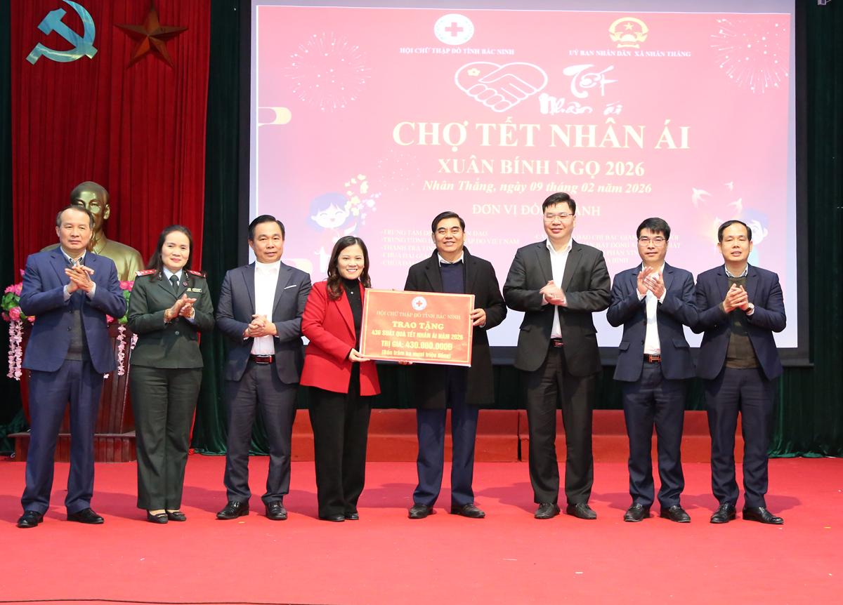 L&atilde;nh đạo Hội Chữ thập đỏ tỉnh trao biểu trưng qu&agrave; tặng cho c&aacute;c x&atilde;