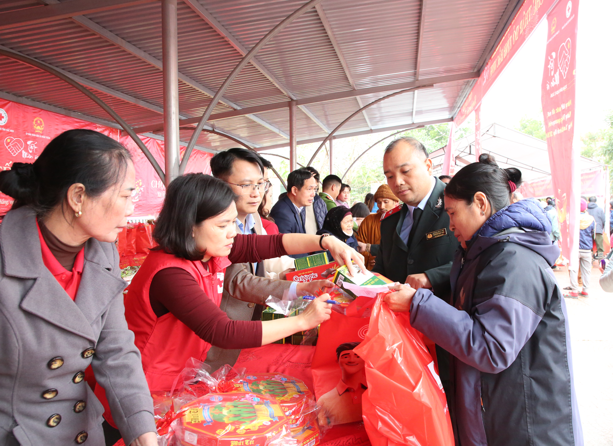 Tặng qu&agrave; Tết cho c&aacute;c hộ ngh&egrave;o tại c&aacute;c gian h&agrave;ng trong chương tr&igrave;nh