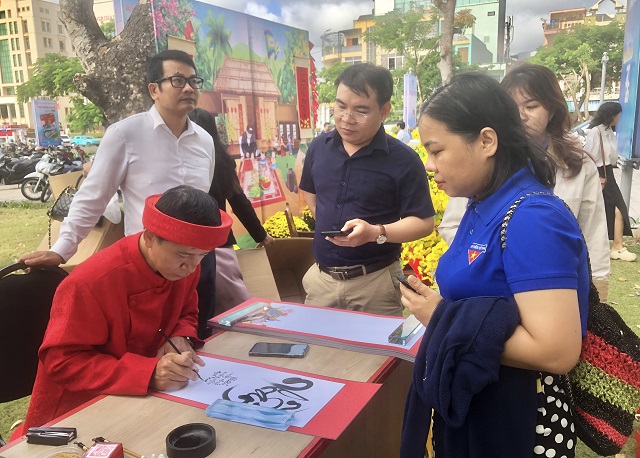 Gian h&agrave;ng &ldquo;&Ocirc;ng Đồ viết thư ph&aacute;p&rdquo;. Ảnh: Viết Hiền