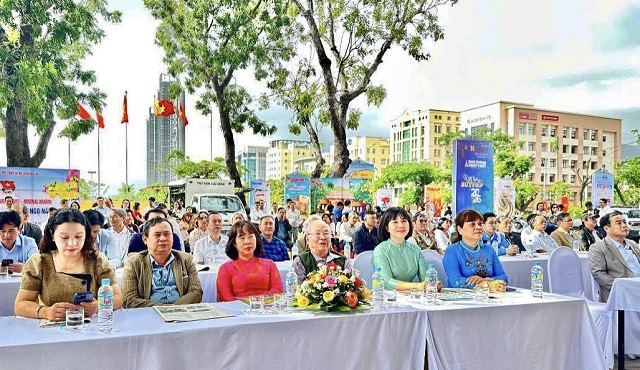 L&atilde;nh đạo quan kh&aacute;ch tham dự Lễ Khai mạc. Ảnh: Viết Hiền