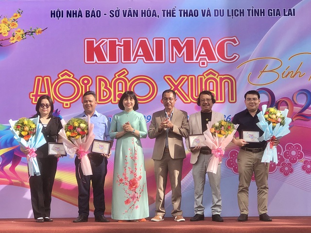 Ban tổ chức trao Giải &ldquo;Trang b&igrave;a Xu&acirc;n đẹp&rdquo; cho c&aacute;c đơn vị. Ảnh: Viết Hiền