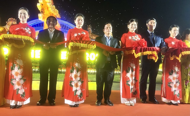 Ban tổ chức v&agrave; l&atilde;nh đạo quan kh&aacute;ch thực hiện nghi thức cắt băng kh&aacute;nh th&agrave;nh cụm Linh vật. Ảnh: Viết Hiền