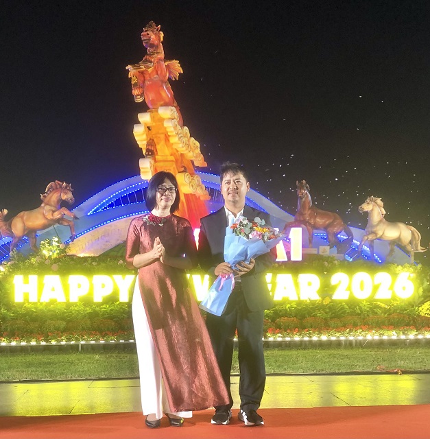 B&agrave; Nguyễn Thị Thanh Lịch (b&ecirc;n tr&aacute;i) tặng hoa tri &acirc;n đại diện C&ocirc;ng ty TNHH Mỹ thuật Đức Nh&acirc;n &ndash; đơn vị thi c&ocirc;ng x&acirc;y dựng Linh vật năm B&iacute;nh Ngọ. Ảnh: Viết Hiền