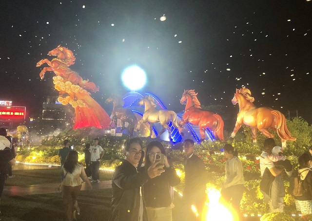 Du kh&aacute;ch chụp ảnh chec-in trước cụm Linh vật Xu&acirc;n B&iacute;nh Ngọ 2026. Ảnh: Viết Hiền