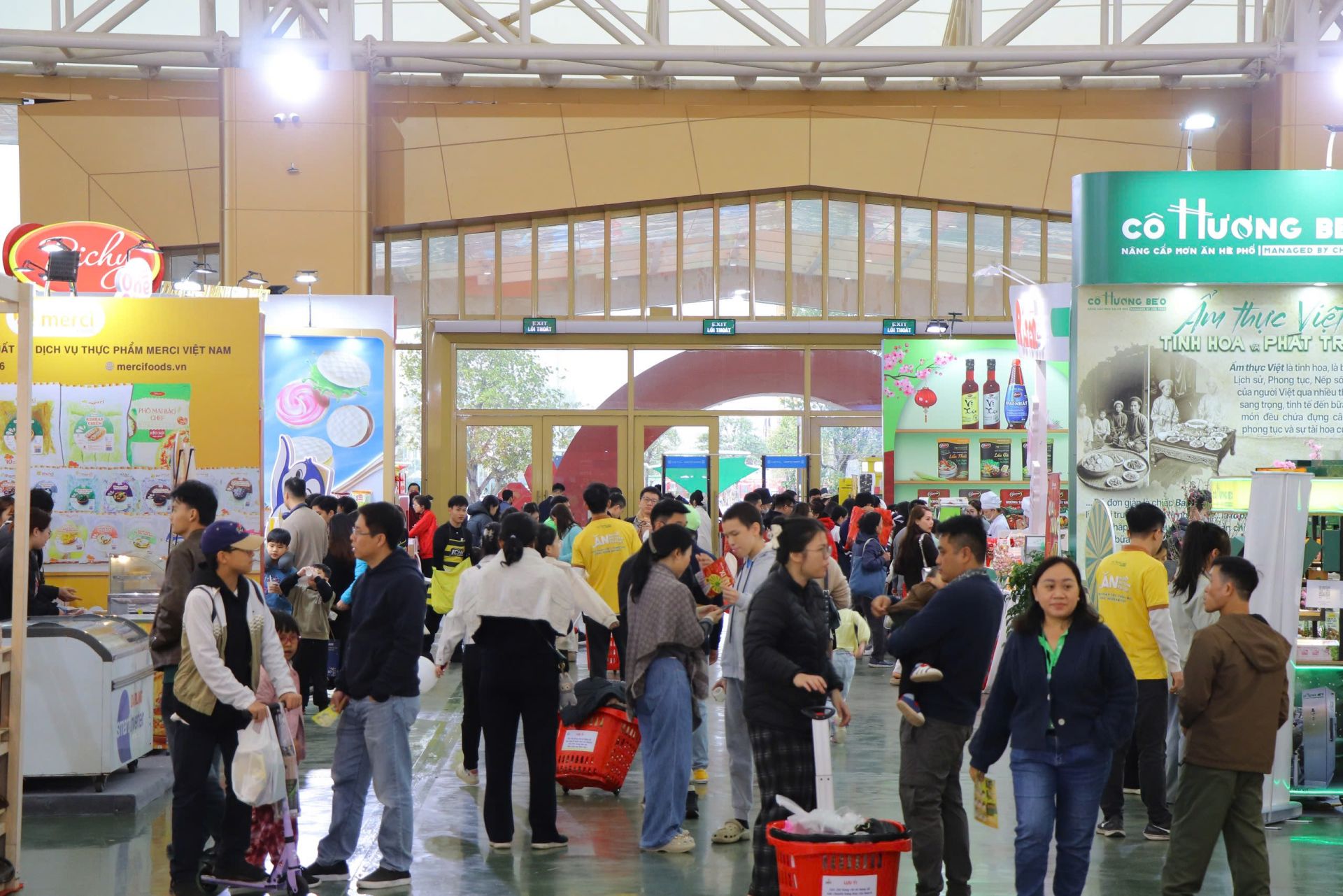 Đ&ocirc;ng đảo người d&acirc;n &ldquo;đổ về&rdquo; Hội chợ M&ugrave;a Xu&acirc;n lần thứ nhất năm 2026 để sắm Tết