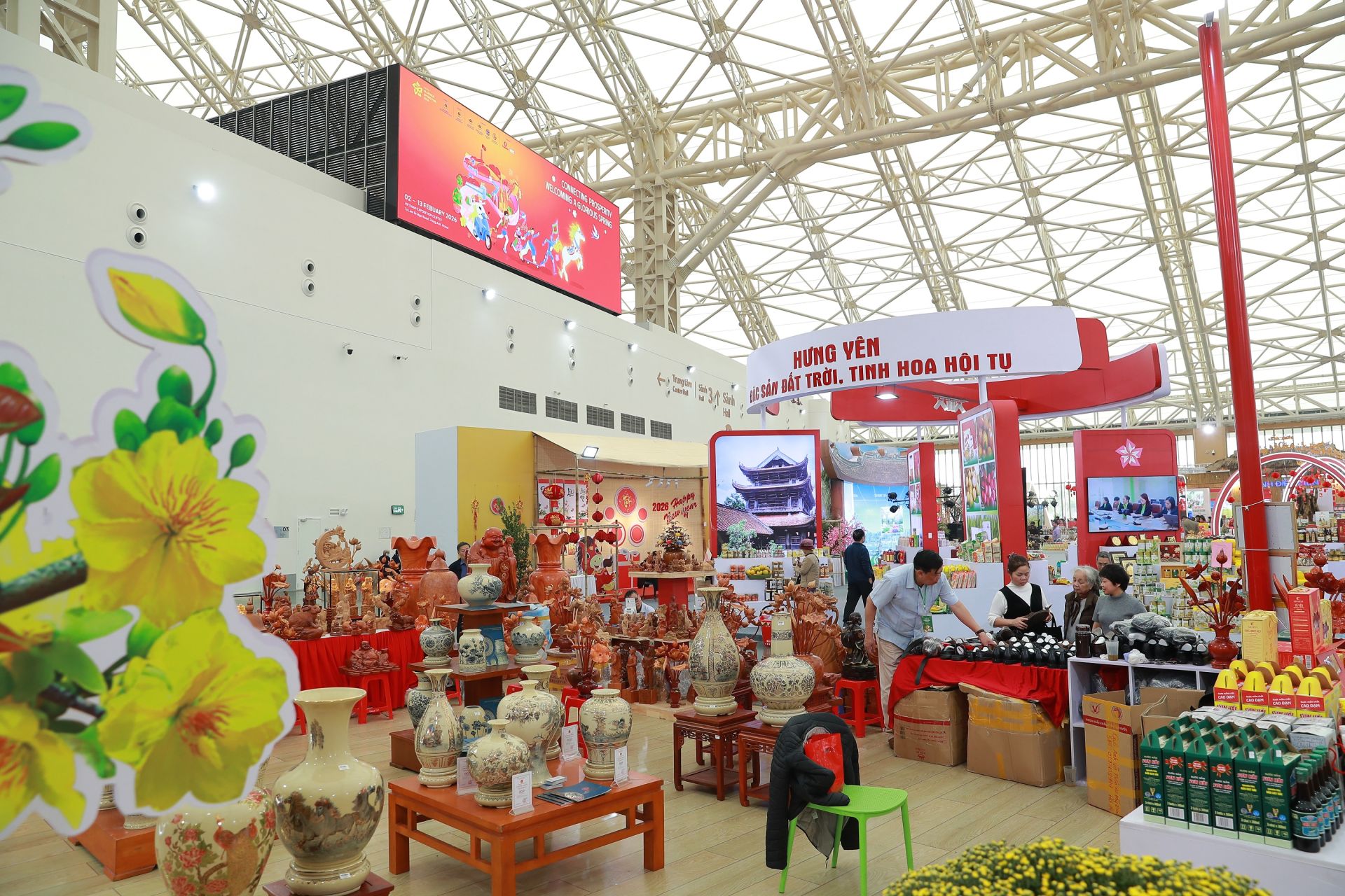 Những chiếc b&igrave;nh gốm h&uacute;t lộc được b&agrave;y b&aacute;n tại Hội chợ.