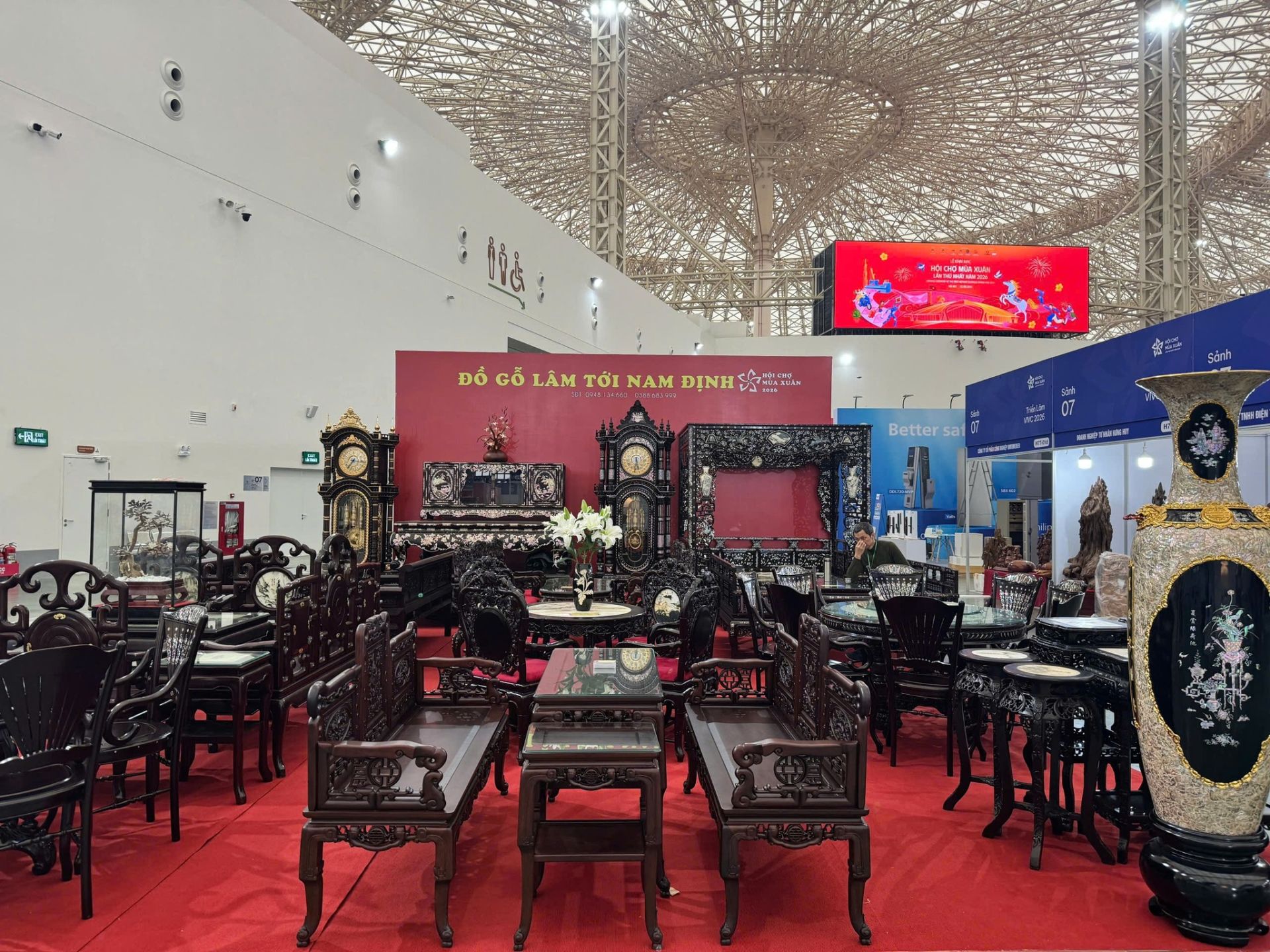 Nguy&ecirc;n cả một ph&ograve;ng kh&aacute;ch sang trọng từ c&aacute;c sản phẩm đồ gỗ mỹ nghệ từ tỉnh Ninh B&igrave;nh