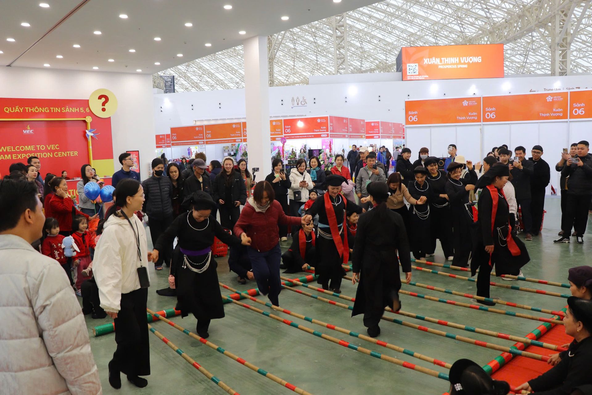 Người d&acirc;n th&iacute;ch th&uacute; trải nghiệm văn h&oacute;a truyền thống tại Hội chợ