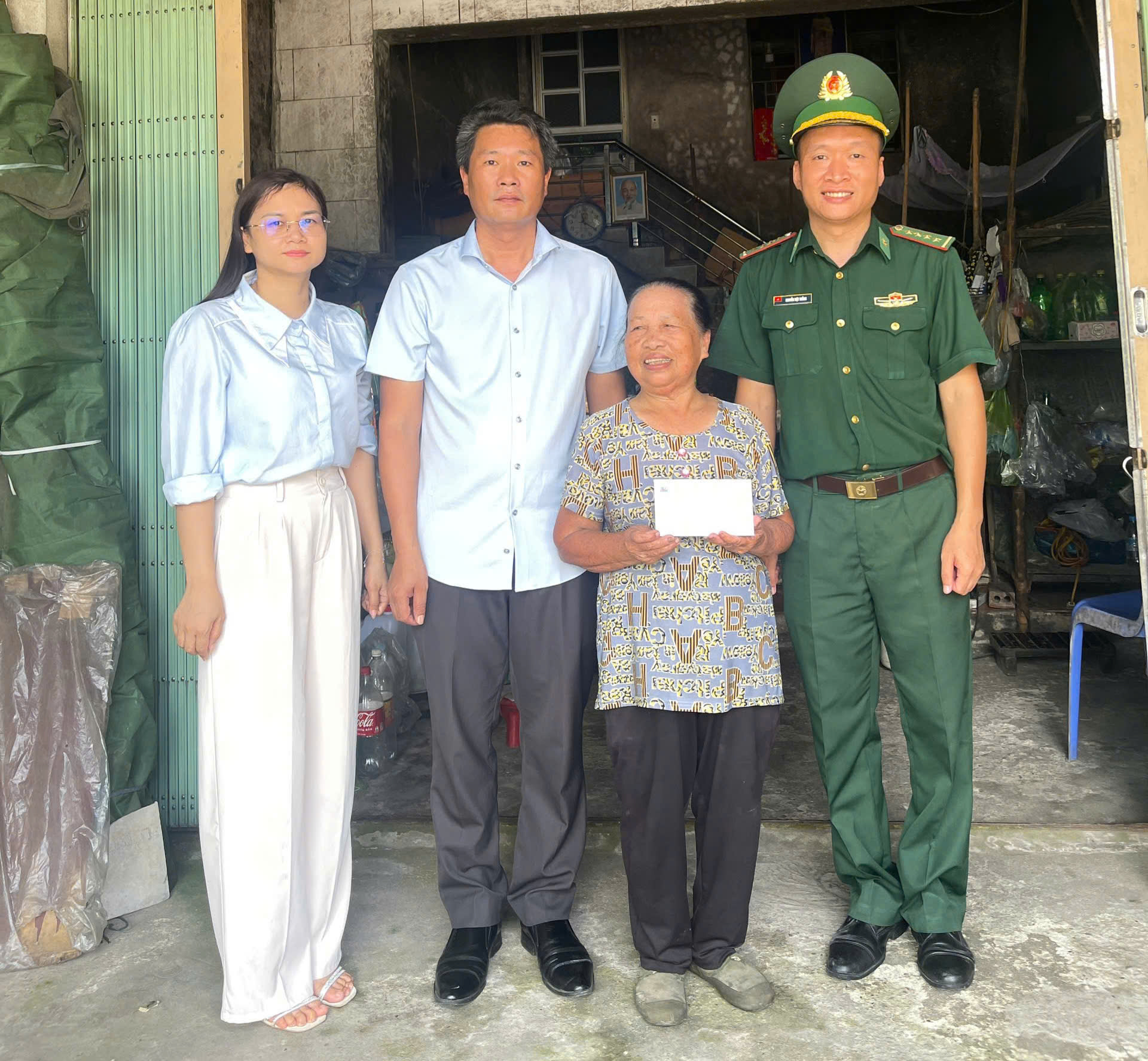 : Đại diện Đồn Bi&ecirc;n ph&ograve;ng P&ograve; H&egrave;n tặng qu&agrave; cho hộ gia đ&igrave;nh kh&oacute; khăn