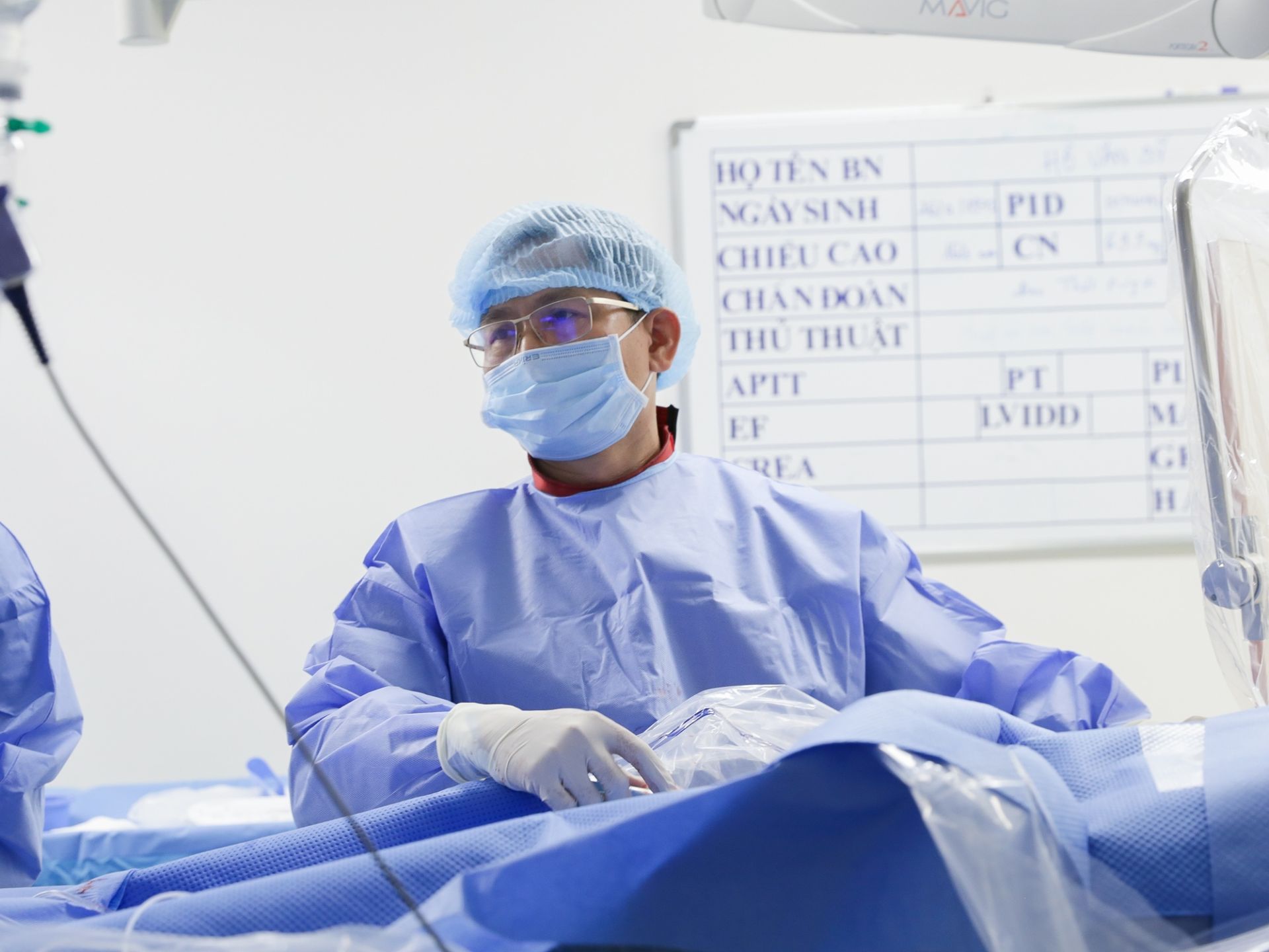 Đang nằm cấp cứu, bác sĩ vẫn rời giường bệnh tới phòng can thiệp cứu bệnh nhân “ngàn cân treo sợi tóc”