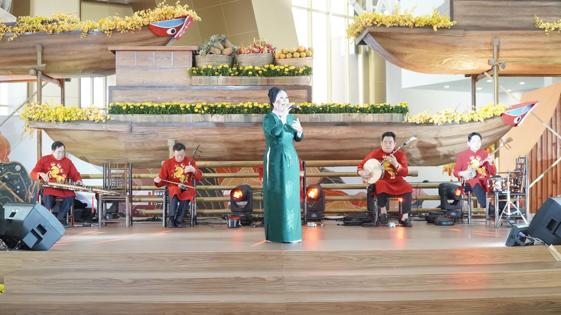 Tiết mục biểu diễn Đờn ca t&agrave;i tử tại khu vực trưng b&agrave;y của TP.HCM ở Sảnh ch&iacute;nh.