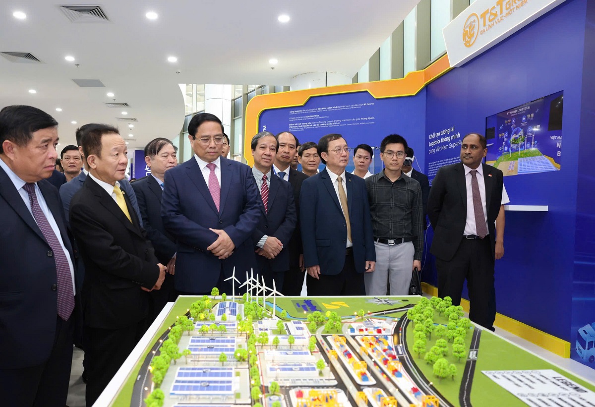 Thủ tướng Ch&iacute;nh phủ thăm quan khu vực triển l&atilde;m của Vietnam SuperPort&trade; tại Ng&agrave;y hội Đổi mới s&aacute;ng tạo Việt Nam 2024.