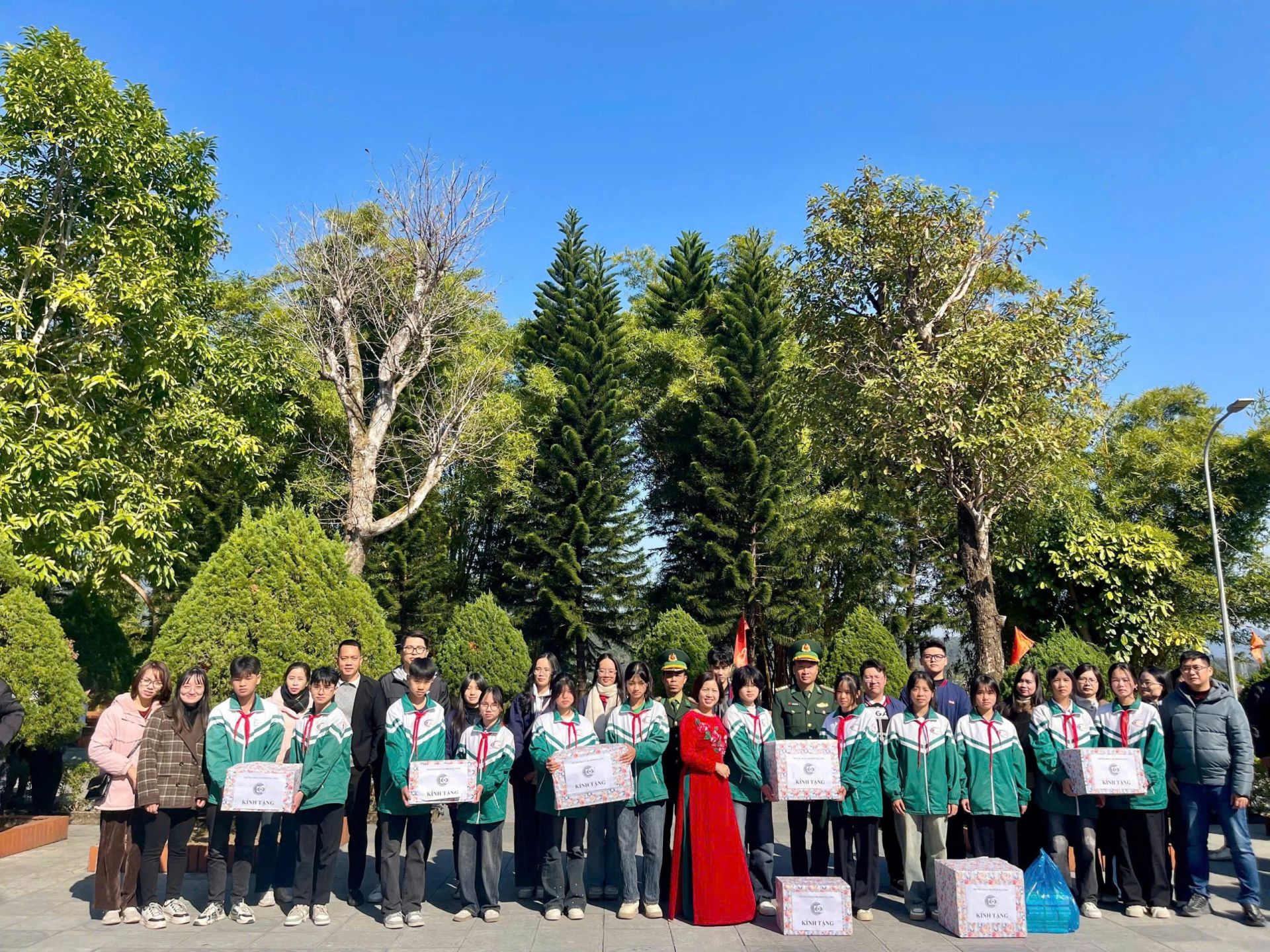 : Tặng qu&agrave; cho c&aacute;c ch&aacute;u học sinh