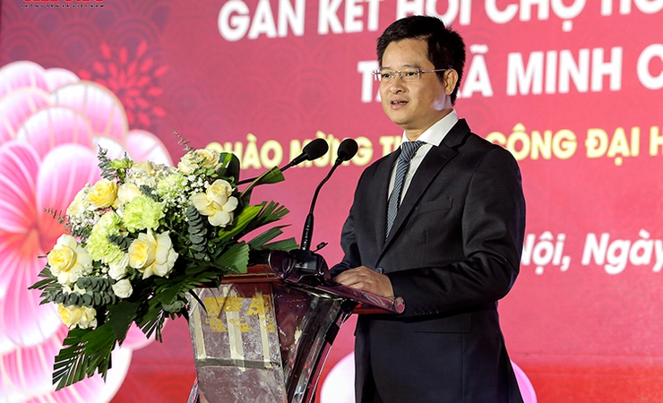 Đại diện l&atilde;nh đạo th&agrave;nh phố ph&aacute;t biểu khai mạc Kh&ocirc;ng gian trưng b&agrave;y giới thiệu sản phẩm ti&ecirc;u biểu gắn với Hội chợ hoa Xu&acirc;n Tết B&iacute;nh Ngọ 2026 tại x&atilde; Minh Ch&acirc;u, th&agrave;nh phố H&agrave; Nội.