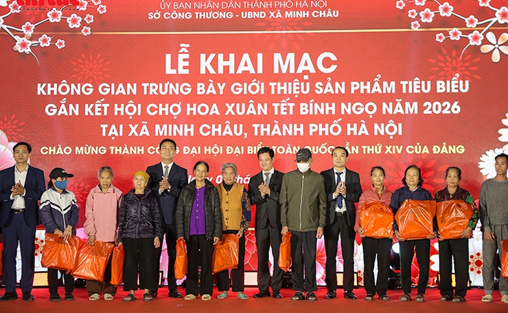 L&atilde;nh đạo th&agrave;nh phố v&agrave; địa phương trao qu&agrave; Tết cho c&aacute;c hộ gia đ&igrave;nh c&oacute; ho&agrave;n cảnh kh&oacute; khăn tại Lễ khai mạc Kh&ocirc;ng gian trưng b&agrave;y giới thiệu sản phẩm ti&ecirc;u biểu gắn với Hội chợ hoa Xu&acirc;n Tết B&iacute;nh Ngọ 2026 tại x&atilde; Minh Ch&acirc;u, th&agrave;nh phố H&agrave; Nội.
