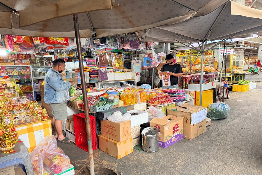 C&aacute;c mặt h&agrave;ng giấy c&uacute;ng, trang tr&iacute; b&agrave;n thờ được chuẩn bị tại chợ Đ&agrave; Lạt trước ng&agrave;y truyền thống đua &ocirc;ng T&aacute;o về trời (23 th&aacute;ng Chạp)