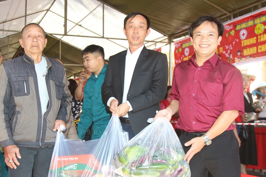 C&aacute;n bộ phường 1 Bảo Lộc gi&uacute;p b&agrave; con đi chợ tại Phi&ecirc;n chợ 0 đồng