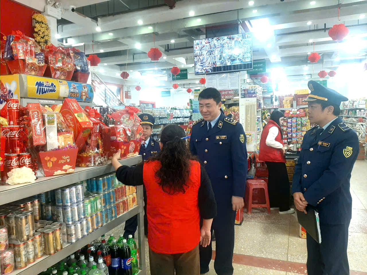 L&atilde;nh đạo Chi cục QLTT Cao Bằng tăng cường kiểm tra h&agrave;ng h&oacute;a