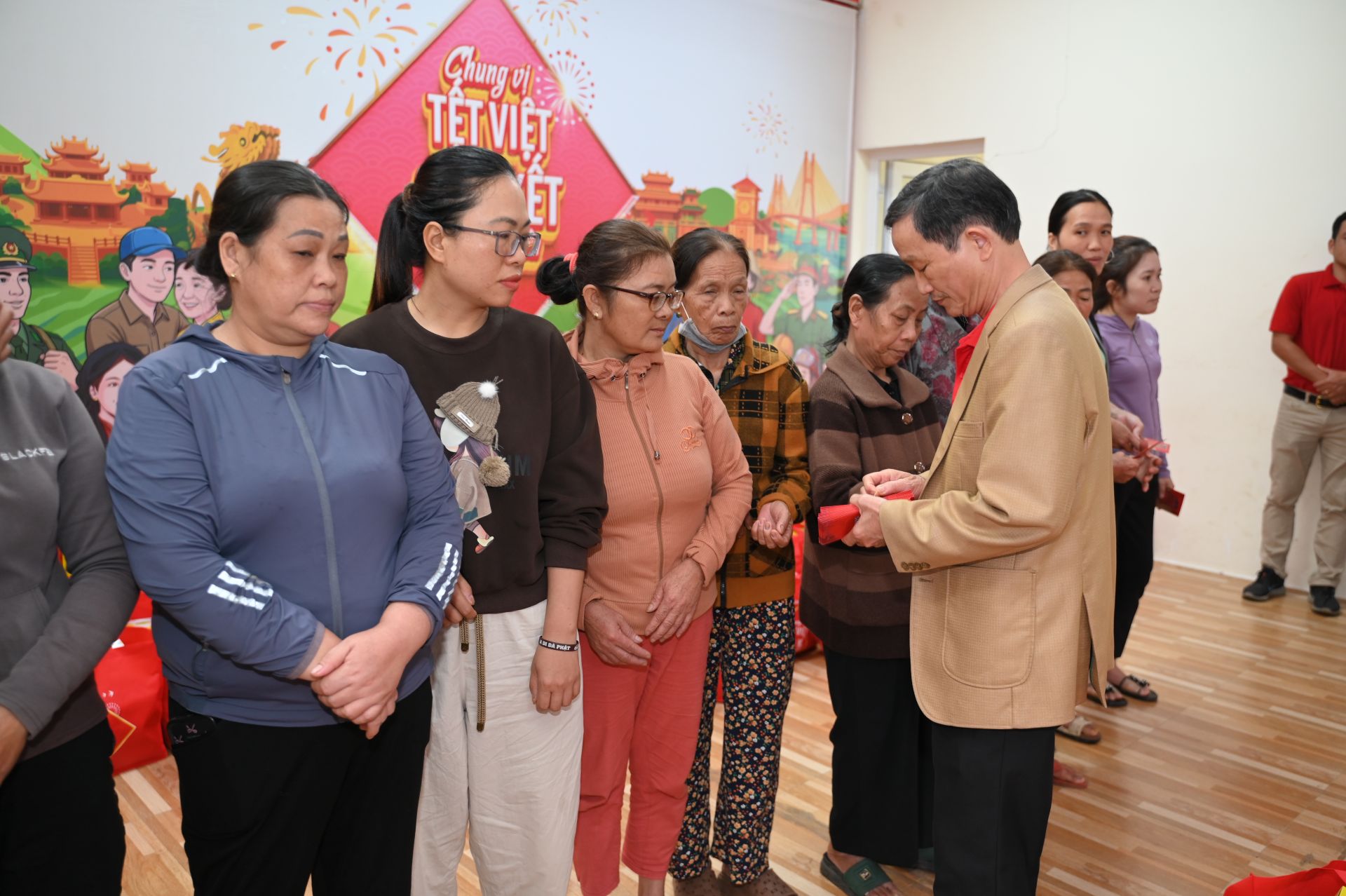 Đại diện SABECO trao tặng phong bao l&igrave; x&igrave; cho người d&acirc;n tỉnh Quảng Ng&atilde;i