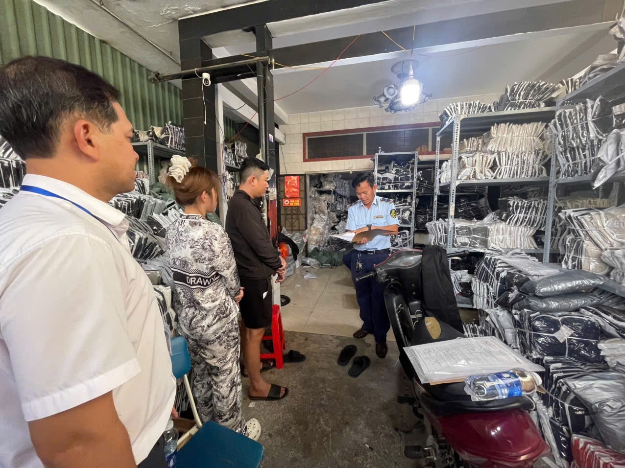 Lực lượng Quản l&yacute; thị trường TP. HCM kiểm tra, ph&aacute;t hiện lượng lớn h&agrave;ng h&oacute;a kh&ocirc;ng r&otilde; nguồn gốc, xuất xứ được rao b&aacute;n online