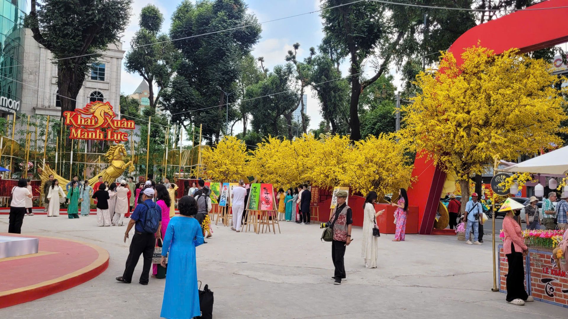 Người d&acirc;n TP. HCM n&ocirc; nức du xu&acirc;n, check-in tại c&aacute;c kh&ocirc;ng gian Tết