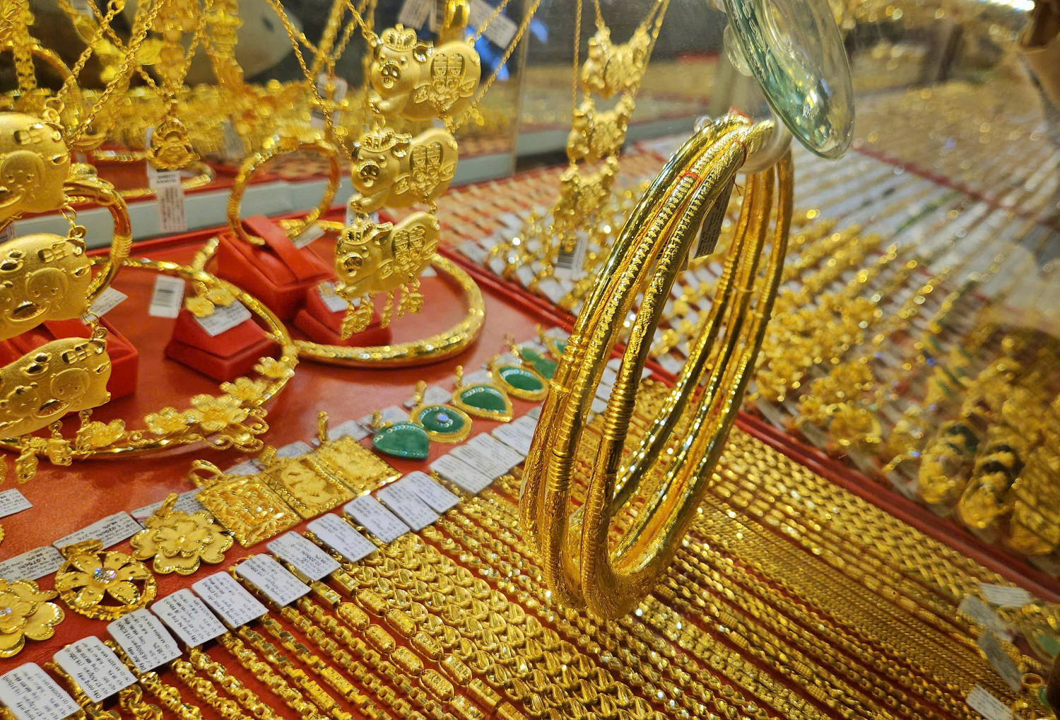 Cập nhật giá vàng chiều nay 9/2: Giá vàng thế giới vượt mốc 5.000 USD