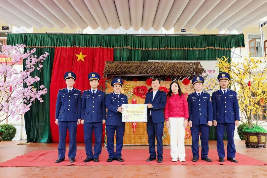 Đại diện Đo&agrave;n Cơ sở Hải đội 102 trao qu&agrave; tặng Nh&agrave; trường v&agrave; c&aacute;c em học sinh trường THCS Phổ Hải