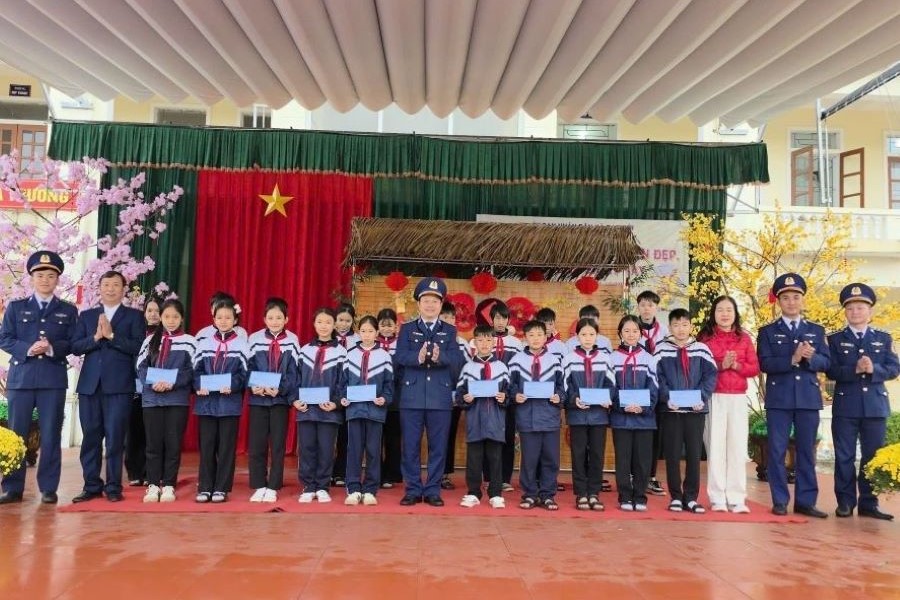 Hải đội 102 trao quà cho học sinh có hoàn cảnh khó khăn