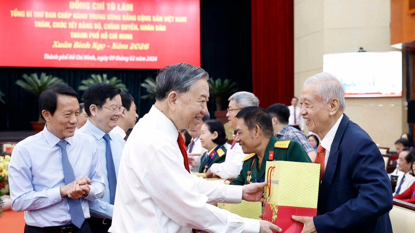 Tổng B&iacute; thư T&ocirc; L&acirc;m tặng qu&agrave; cho gia đ&igrave;nh ch&iacute;nh s&aacute;ch, người c&oacute; c&ocirc;ng. (Ảnh: TTXVN)