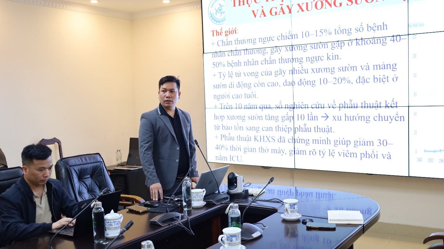 Đại diện đơn vị chủ tr&igrave; thực hiện tr&igrave;nh b&agrave;y b&aacute;o c&aacute;o t&oacute;m tắt.