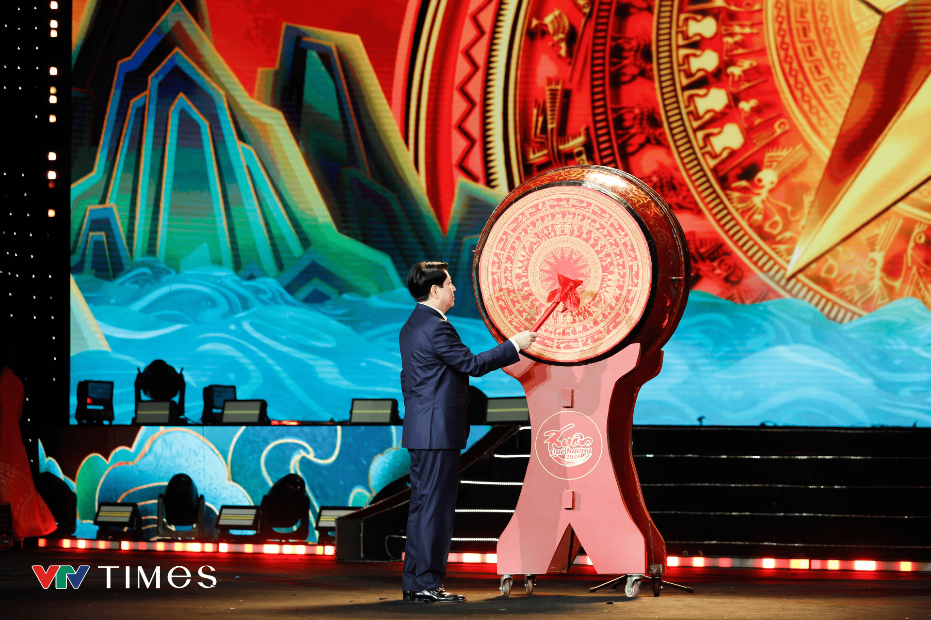 Chủ tịch nước Lương Cường đ&aacute;nh trống khai hội 