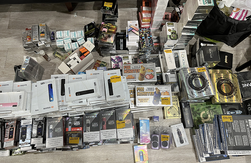 Cơ quan Quản l&yacute; thị trường ph&aacute;t hiện số lượng lớn sản phẩm thuốc l&aacute; điện tử kh&ocirc;ng r&otilde; nguồn gốc