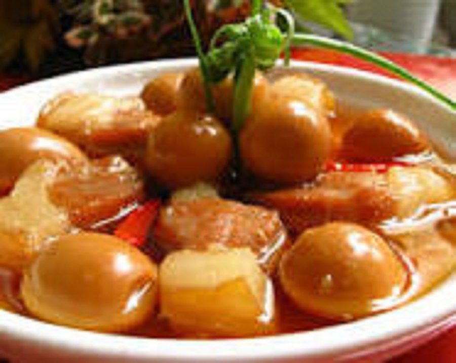 Thịt kho t&agrave;u, hay thịt heo kho trứng vịt, l&agrave; m&oacute;n mặn đặc trưng Tết miền Nam