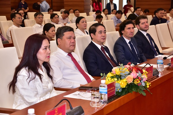 C&aacute;c vị l&atilde;nh đạo Tỉnh ủy, UBND tỉnh, đại diện nh&agrave; tư vấn, nh&agrave; t&agrave;i trợ