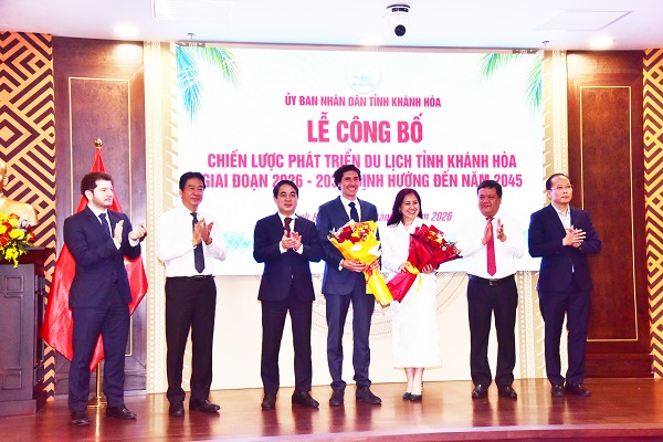 L&atilde;nh đạo tỉnh Kh&aacute;nh H&ograve;a tặng hoa tri &acirc;n đại diện Đơn vị tư vấn v&agrave; Nh&agrave; t&agrave;i trợ