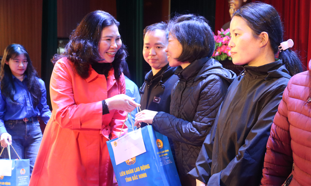 Đồng ch&iacute; Trần Thị V&acirc;n trao qu&agrave; cho c&ocirc;ng nh&acirc;n ho&agrave;n cảnh kh&oacute; khăn.