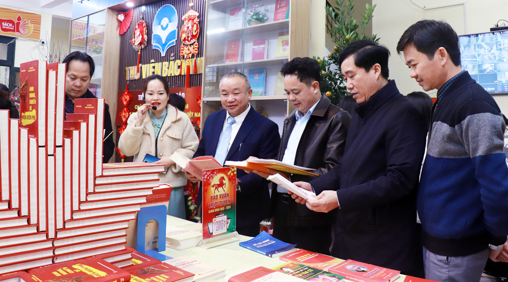 C&aacute;c đại biểu tham quan khu vực trưng b&agrave;y s&aacute;ch b&aacute;o tại Thư viện Bắc Ninh số 1.