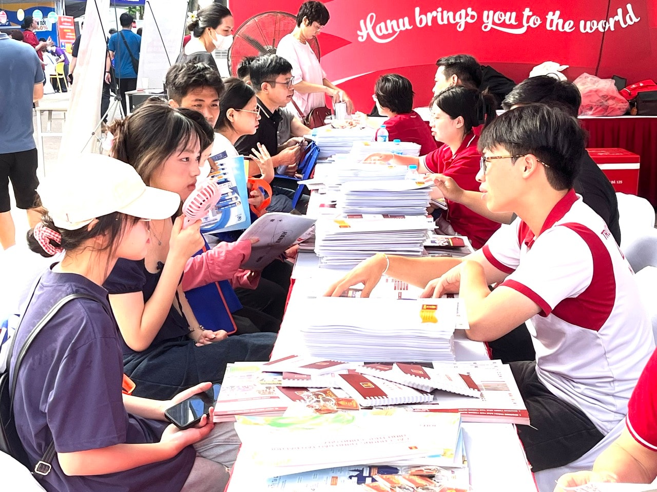 IELTS kh&ocirc;ng c&ograve;n l&agrave; &ldquo;v&eacute; ưu ti&ecirc;n&rdquo;, th&iacute; sinh cần theo d&otilde;i đề &aacute;n tuyển sinh của từng trường (Ảnh: L&ecirc; Nguyễn)