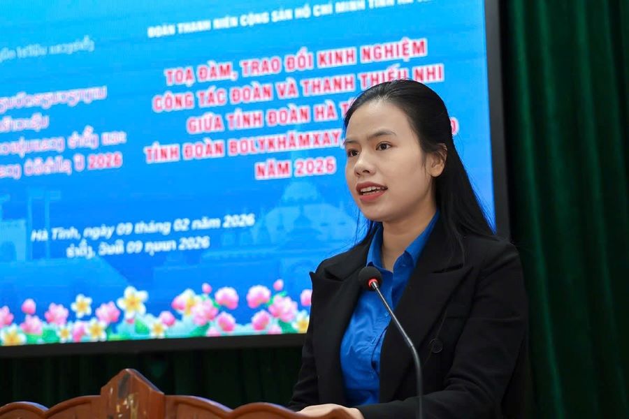 Ph&oacute; Chủ tịch Ủy ban MTTQ tỉnh, B&iacute; thư Tỉnh đo&agrave;n H&agrave; Tĩnh Nguyễn Ny Hương ph&aacute;t biểu tại buổi tọa đ&agrave;m