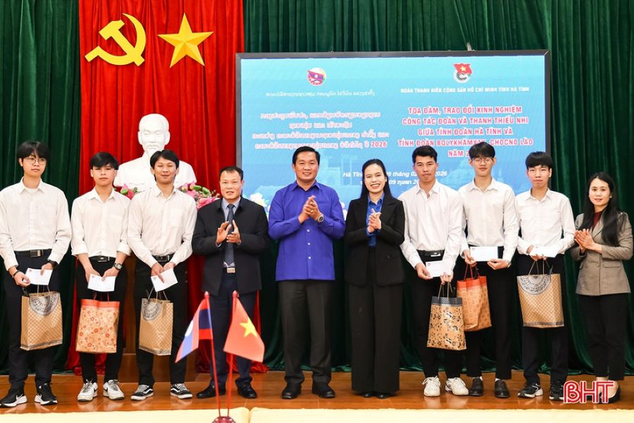 C&aacute;c lưu học sinh L&agrave;o đang học tập tại Trường Đại học H&agrave; Tĩnh nhận qu&agrave; của Tỉnh đo&agrave;n H&agrave; Tĩnh
