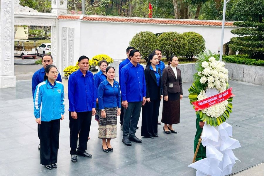 Đại biểu tỉnh đo&agrave;n 2 tỉnh d&acirc;ng hương, hoa tại Khu di t&iacute;ch Ng&atilde; ba Đồng Lộc