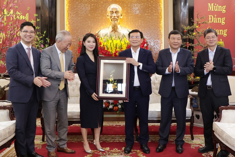 UBND tỉnh L&acirc;m Đồng trao bức tranh lưu niệm, với nhiều &yacute; nghĩa đến Tập đo&agrave;n T&ocirc; Thương