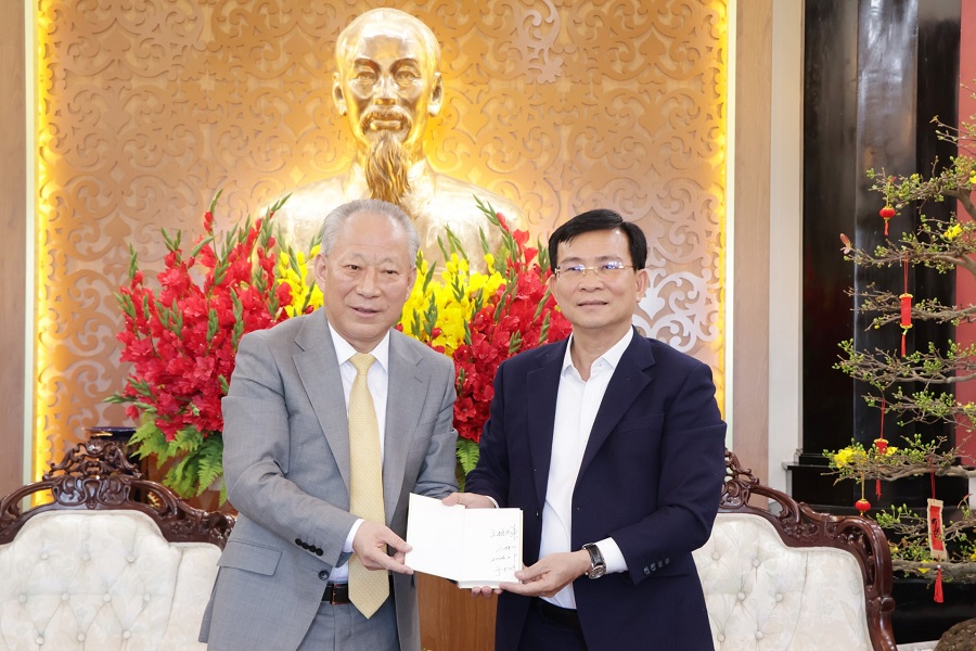 Ủy vi&ecirc;n Ban Chấp h&agrave;nh Trung ương Đảng, Ph&oacute; B&iacute; thư Tỉnh ủy, Chủ tịch UBND tỉnh L&acirc;m Đồng Hồ Văn Mười nhận m&oacute;n qu&agrave; &yacute; nghĩa đến từ Tập đo&agrave;n T&ocirc; Thương