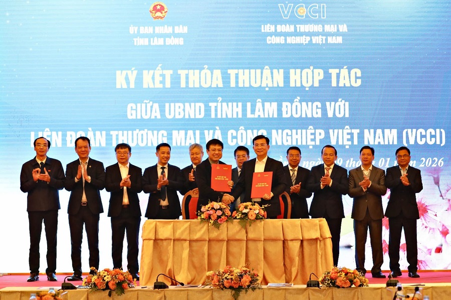 Ủy vi&ecirc;n Ban Chấp h&agrave;nh Trung ương Đảng, Ph&oacute; B&iacute; thư Tỉnh ủy, Chủ tịch UBND tỉnh L&acirc;m Đồng Hồ Văn Mười v&agrave; l&atilde;nh đạo VCCI k&yacute; kết thỏa thuận hợp t&aacute;c ph&aacute;t triển nhiều lĩnh vực giai đoạn 2026 - 2030