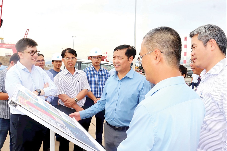 Ủy vi&ecirc;n Ban Thường vụ Tỉnh ủy, Ph&oacute; Chủ tịch Thường trực UBND tỉnh L&ecirc; Trọng Y&ecirc;n khảo s&aacute;t thực địa Cảng Quốc tế Vĩnh T&acirc;n (x&atilde; Vĩnh Hảo)