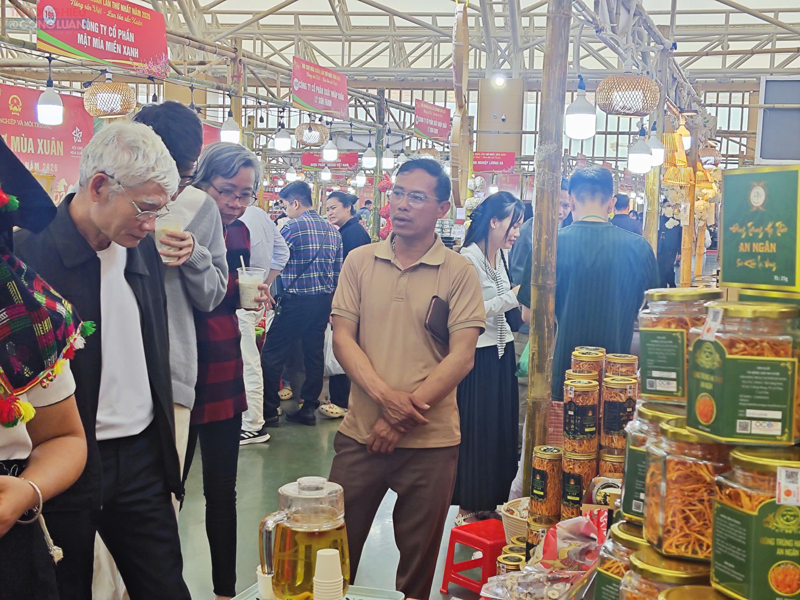 Đa dạng c&aacute;c sản phẩm b&agrave;y b&aacute;n tại hội chợ.