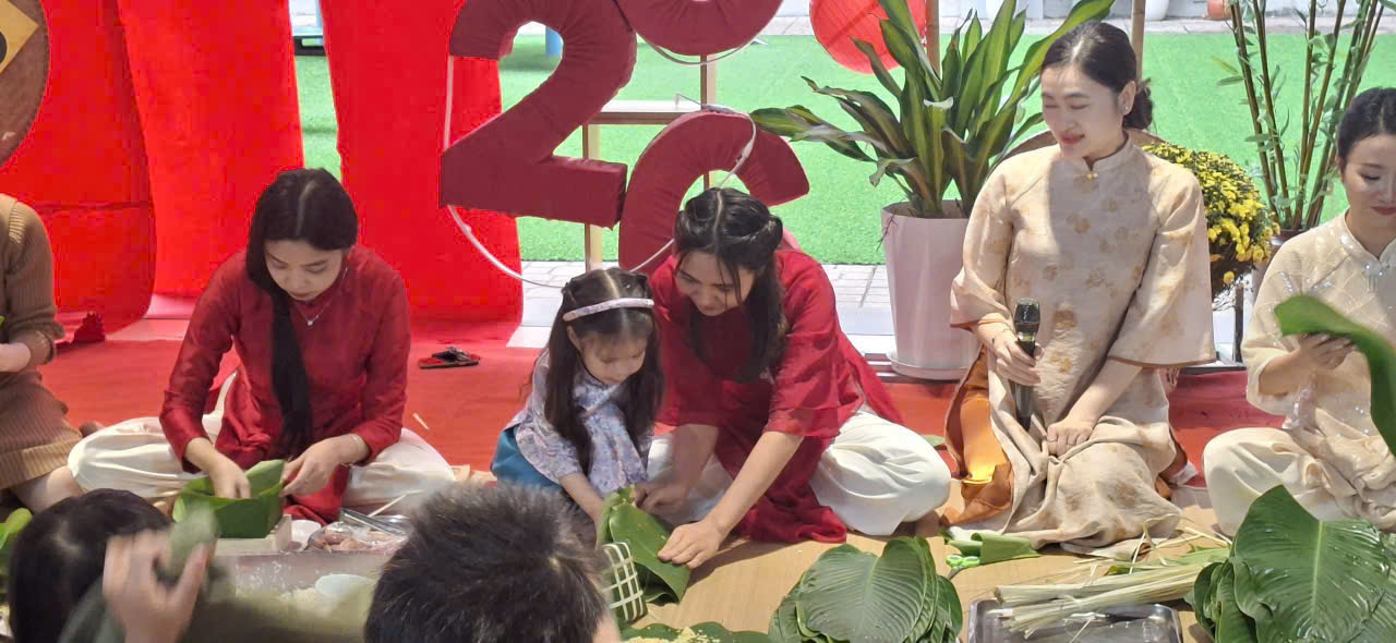 Sân trường mầm non rộn ràng sắc Tết qua hoạt động gói bánh chưng