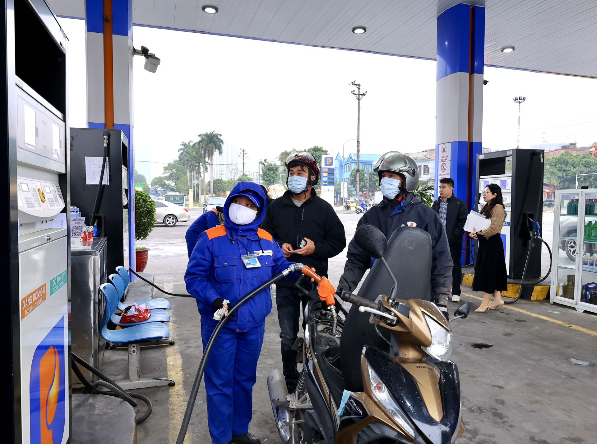 C&ocirc;ng ty TNHH MTV Petrolimex Hải Ph&ograve;ng đ&atilde; dữ trữ xăng dầu bảo đảm đ&aacute;p ứng đủ y&ecirc;u cầu đi lại của người d&acirc;n, kh&ocirc;ng để xảy ra t&igrave;nh trạng khan hiếm.