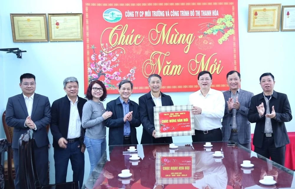 Ph&oacute; Chủ tịch Thường trực UBND tỉnh v&agrave; đo&agrave;n c&ocirc;ng t&aacute;c ch&uacute;c Tết, tặng qu&agrave; C&ocirc;ng ty CP M&ocirc;i trường v&agrave; C&ocirc;ng tr&igrave;nh đ&ocirc; thị Thanh H&oacute;a.