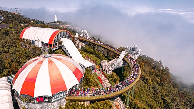 Kh&aacute;ch du lịch đến Sun World Ba Na Hills.